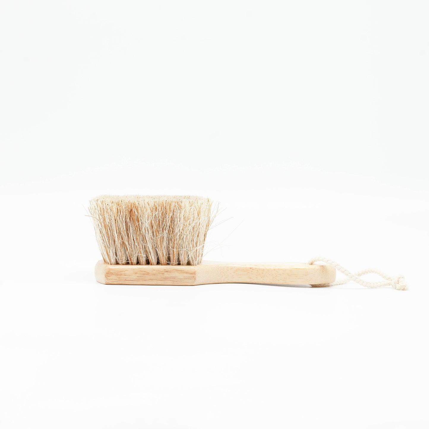 Sande Kids™ Sand Brush & Surf Brush made from sustainable materials -  rubberwood, coconut and jute. Remove wet or dry sand from kids, adults, beach toys, surfboards, dog paws and car upholstery