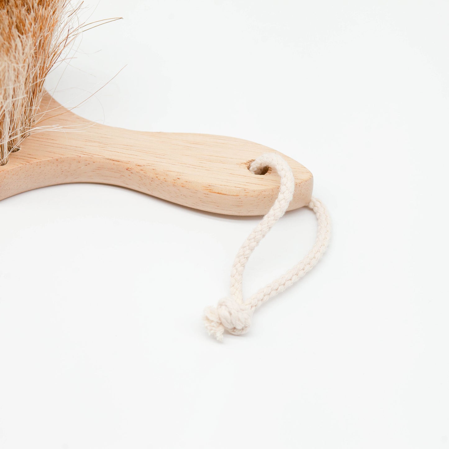 Sande Kids™ Sand Brush is made from rubberwood with coconut and jute fibres - all sourced sustainably. Sweep sand from kids, adults, toys, boards, pets and car carpet